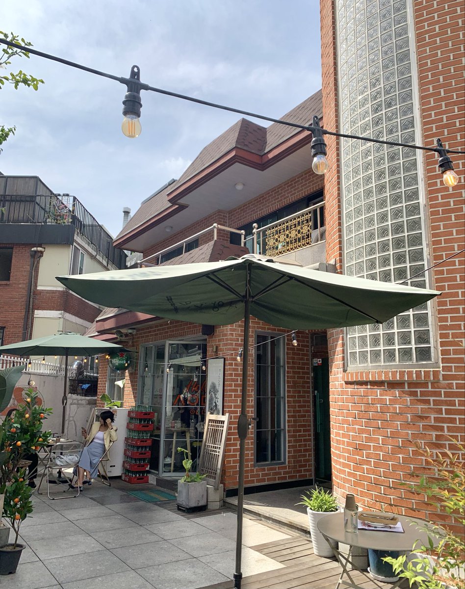 momokorea2020's tweet photo. ヨンナムドンで食べたこのサーモン丼が美味しすぎた…
たっぷりのサーモンとお店特製のソースが相性抜群すぎる🥹
そして何といってもお店がお洒落な一軒家のような造りで雰囲気が良すぎた…！
テラス席もあるのでゆったりランチにおすすめ◎

『서양면옥』
📍서울 마포구 연희로1길 43 1층 101호 https://t.co/IePzHI1LRK