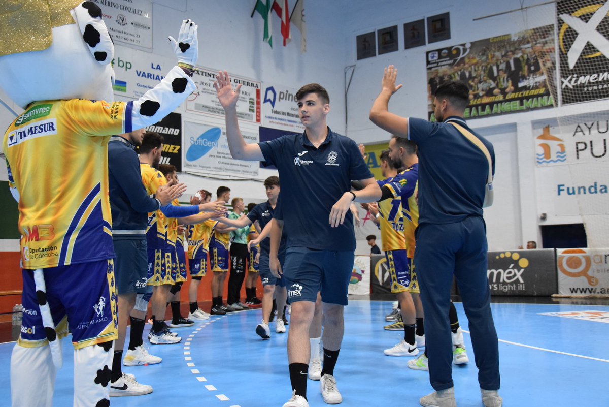 AngelXimenezBM's tweet photo. 📸 También antes del pitido inicial, nuestros cadetes saltaron a la pista como cierre a su temporada tras disputar el #CADEBA2023 🤾‍♂️

Los jugadores del equipo @ASOBAL se unieron al recibimiento de los chicos 🙌

#VamosMiGenil #VamosAX #BasesAX https://t.co/Zjnl9iAMaV