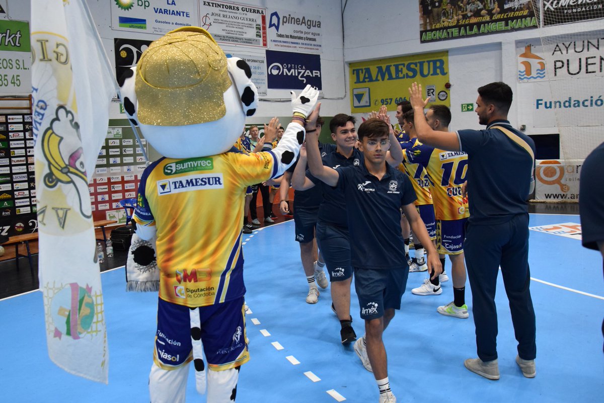 AngelXimenezBM's tweet photo. 📸 También antes del pitido inicial, nuestros cadetes saltaron a la pista como cierre a su temporada tras disputar el #CADEBA2023 🤾‍♂️

Los jugadores del equipo @ASOBAL se unieron al recibimiento de los chicos 🙌

#VamosMiGenil #VamosAX #BasesAX https://t.co/Zjnl9iAMaV