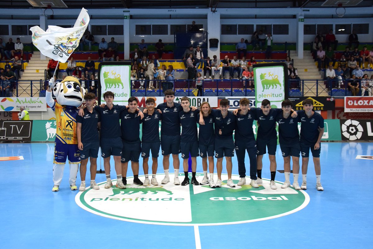AngelXimenezBM's tweet photo. 📸 También antes del pitido inicial, nuestros cadetes saltaron a la pista como cierre a su temporada tras disputar el #CADEBA2023 🤾‍♂️

Los jugadores del equipo @ASOBAL se unieron al recibimiento de los chicos 🙌

#VamosMiGenil #VamosAX #BasesAX https://t.co/Zjnl9iAMaV
