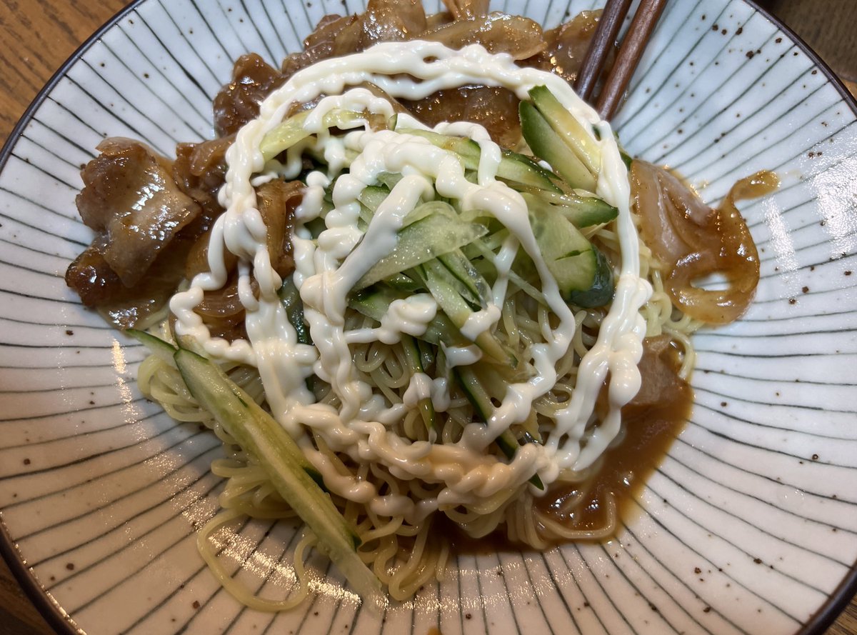 スガキヤのゴマだれ冷やし中華に生姜焼きときゅうりとマヨぶっかけたの