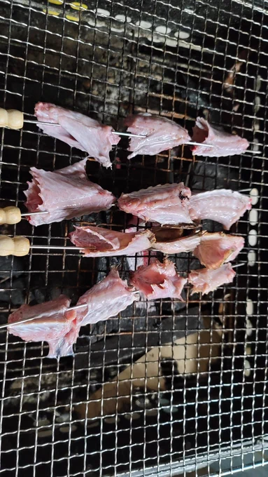 何かの串焼き