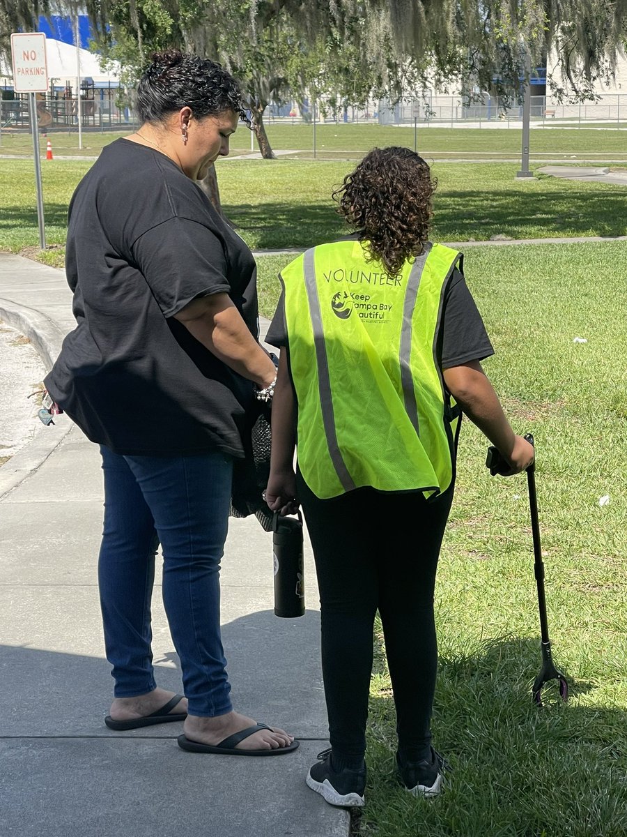 jmscfla's tweet photo. We are keeping @WalkerMiddleIB clean! Thanks to all the student & parent volunteers ๐๐#ServiceAsAction #GreenTeam @KeepTBB @HillsboroughSch https://t.co/3P5dOYpJN5