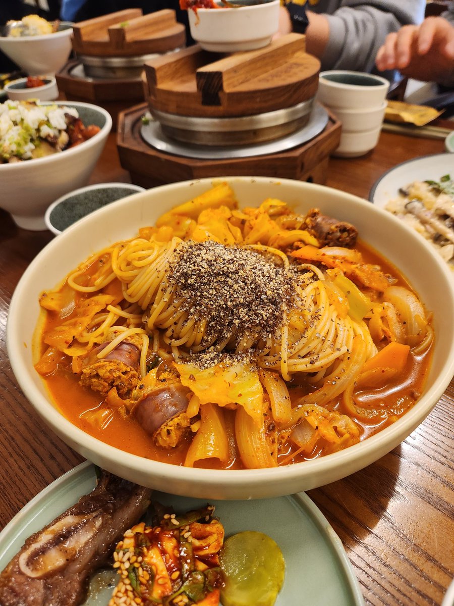 dotoribabs's tweet photo. 일산 맛집 이경양식당
밤리단길에 위치한 퓨전 양식 맛집
순대전골파스타, 부채살스테이크등 많은메뉴를 시켜봤는데 개인적으로 정말 맛있었던건 LA갈비솥밥!
#도토리밥_일산 #도토리밥_밤리단길 https://t.co/9tvXkBSmQE