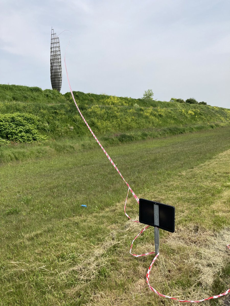 Wis_Rinse's tweet photo. Misschien goed bedoeld 🤔 zulke #versieringen bij #Hoogeveen , maar de veiligheid 🚗🚚 komt hier wel in het geding. Bij losschieten waait de sliert over de weg. Dan zelf maar even klimmen 🥵 om het weg te halen…@RWSverkeersinfo https://t.co/Ew7bqMNtdw