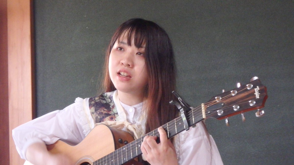 10wj0's tweet photo. muuiさん。聴くのは2回目でした。歌声とギターメロディーが実に美しい。聴いていてめちゃくちゃ心地よい包まれ感。そして弾き語りだけれどもバンドサウンドを感じる歌。今日みたいなアンプラグドだと誤魔化しが出来ないから素の良さが際立ちはっきりとわかる。
#muui #アンプラグドライブ #古民家 https://t.co/czv7SNDUbn