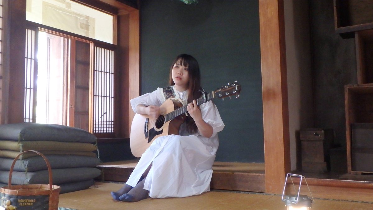 10wj0's tweet photo. muuiさん。聴くのは2回目でした。歌声とギターメロディーが実に美しい。聴いていてめちゃくちゃ心地よい包まれ感。そして弾き語りだけれどもバンドサウンドを感じる歌。今日みたいなアンプラグドだと誤魔化しが出来ないから素の良さが際立ちはっきりとわかる。
#muui #アンプラグドライブ #古民家 https://t.co/czv7SNDUbn