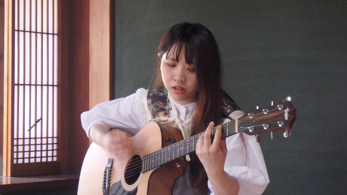 10wj0's tweet photo. muuiさん。聴くのは2回目でした。歌声とギターメロディーが実に美しい。聴いていてめちゃくちゃ心地よい包まれ感。そして弾き語りだけれどもバンドサウンドを感じる歌。今日みたいなアンプラグドだと誤魔化しが出来ないから素の良さが際立ちはっきりとわかる。
#muui #アンプラグドライブ #古民家 https://t.co/czv7SNDUbn
