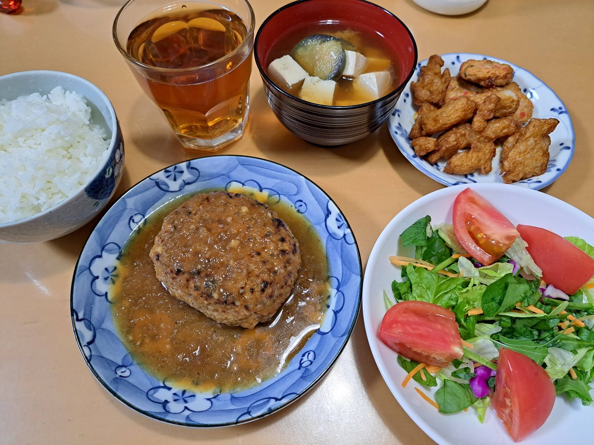 mosquitoos's tweet photo. this is thursday dinner. Hamburg steak with radish and fried fish paste.
#dinner
#japan
#washoku
#fishpaste
#radish https://t.co/LTyl7NUfy9