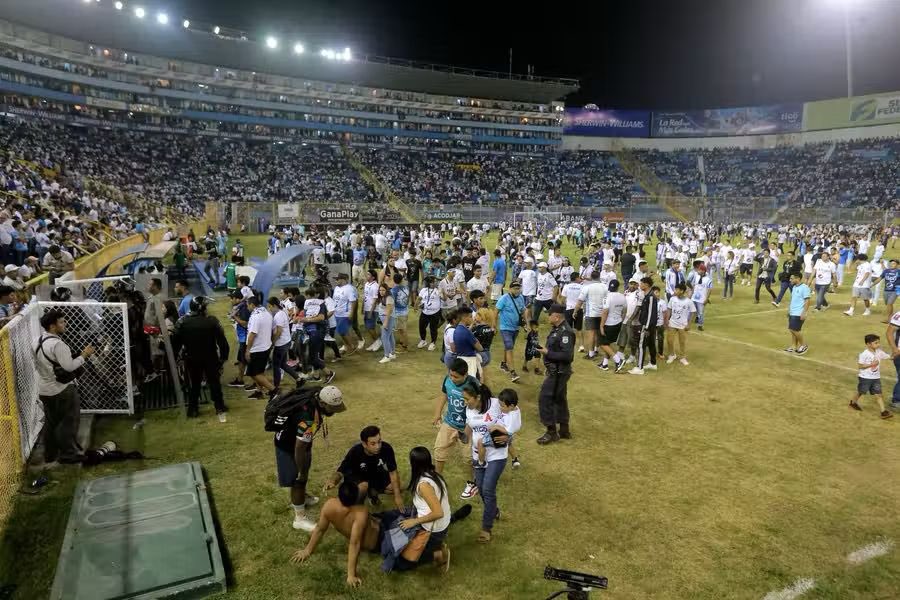 Toda la fuerza del mundo para mis hermanos Salvadoreños en estos momentos complicados tras tragedia sucedida en el Estadio Cuscatlán de El Salvador.

Mi más sincero pésame a familiares y amigos de las víctimas.