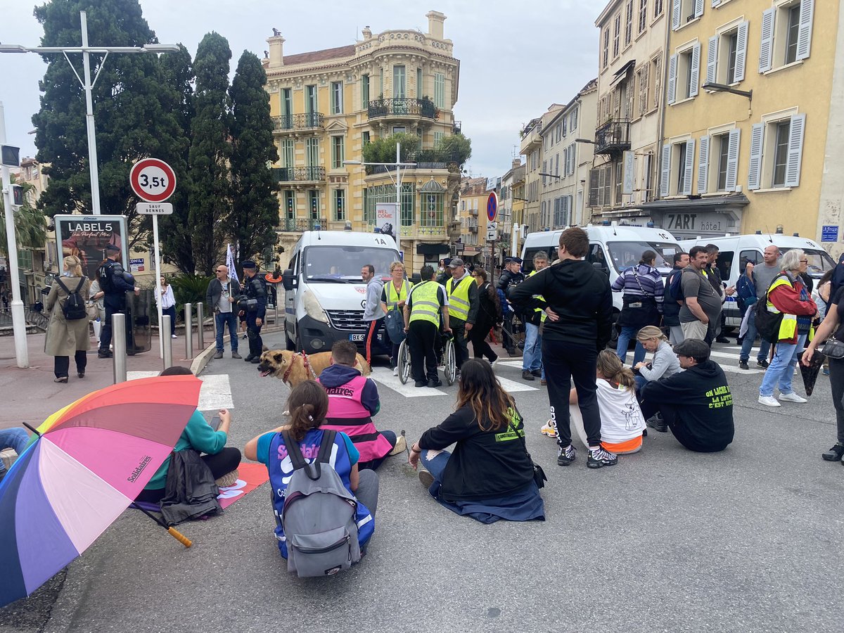 À défaut de pouvoir descendre la rue Jean de la Riouffe, à #Cannes, certains manifestants s’assoient devant le barrage de CRS #ReformeDesRetraites #FestivaldeCannes2023 @Nice_Matin