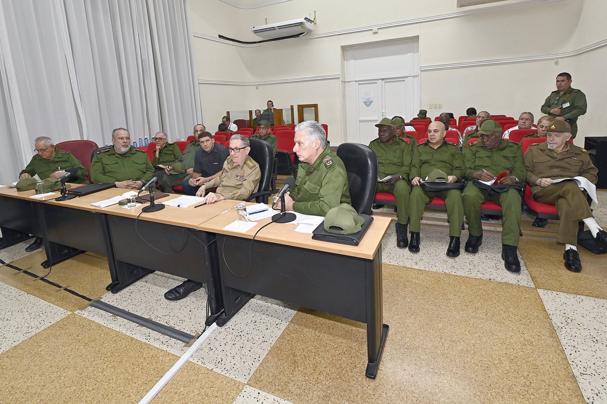 DiazCanelB: Junto al General de Ejército estuvimos en el inicio del Ejercicio #Meteoro2023, que durante el fin de semana se desarrolla en toda #Cuba para reducir el riesgo ante situaciones de desastres. Hoy participaremos en ejercicios prácticos que nos …