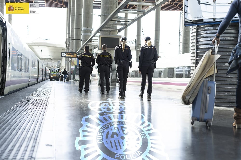 policia's tweet photo. 🔵Red Azul es el Plan Integral de Colaboración de la Policía Nacional con el Sector de la #SeguridadPrivada

👉🏻Un modelo de colaboración profesional y un compromiso para impulsar las relaciones público/privadas en materia de #seguridad

#DíaDeLaSeguridadPrivada https://t.co/acVxcLBsWB