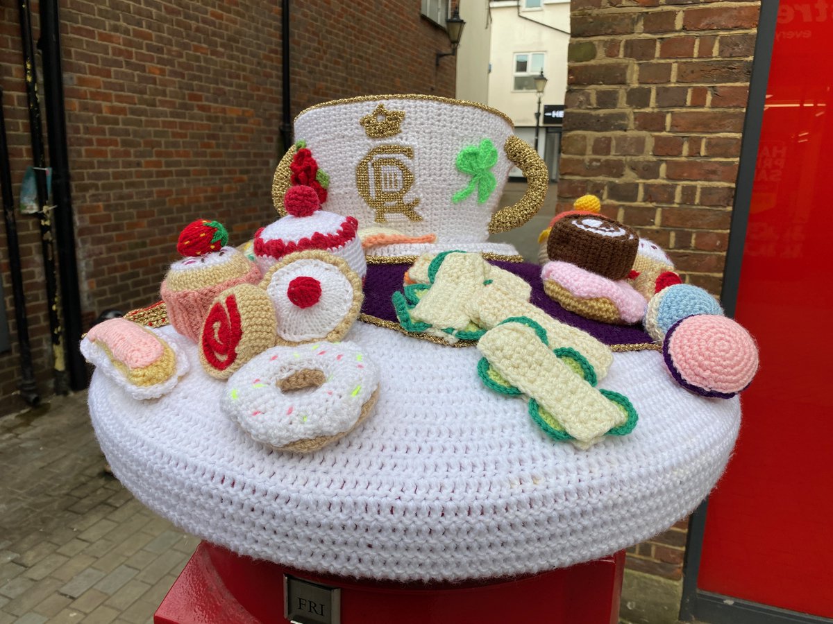 YarnBomber100's tweet photo. 🇬🇧  LAST FEW HOURS TO BID - DON'T MISS OUT  🇬🇧

🇬🇧🇬🇧🇬🇧 Memorabilia from King Charles III Coronation 🇬🇧🇬🇧🇬🇧

BID HERE:
https://t.co/kgZ4vSsSKU

All proceeds go to:
@EHAAT_ 

#coronationpostboxtoppers #corriebobs #chazzledazzle https://t.co/7v8FPbtzfO