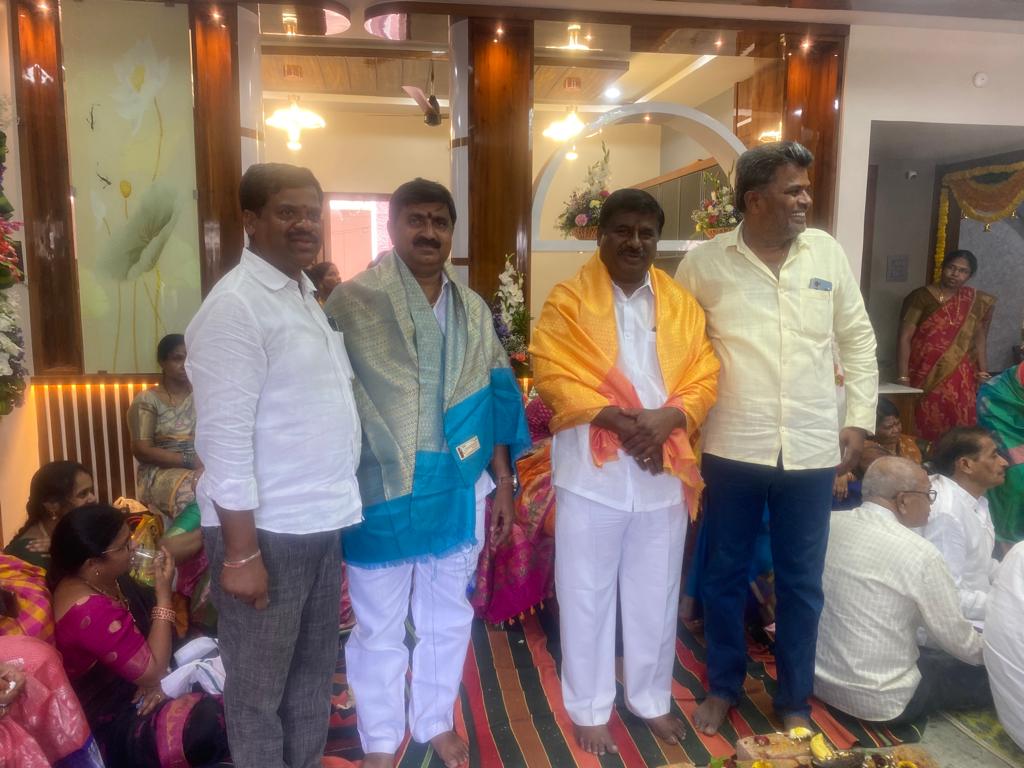 CNR1113's tweet photo. ఈరోజు బాలాపూర్ మండల ఆర్యవైశ్య సంఘం అధ్యక్షులు నాల శ్రీనివాస గుప్తా హరి నూతన గృహప్రవేశం కార్యక్రమానికి ముఖ్య అతిథులుగా విచ్చేసిన *రంగారెడ్డి జిల్లా అధ్యక్షులు చల్ల నరసింహారెడ్డి* మరియు మీర్పేట్ కార్పొరేటర్ చల్లా బాల్ రెడ్డి, బడంగ్పేట్ సంఘం అధ్యక్షులు శ్రీనివాస్ గుప్తా తదితరులు పా https://t.co/Rb3dK9KijZ