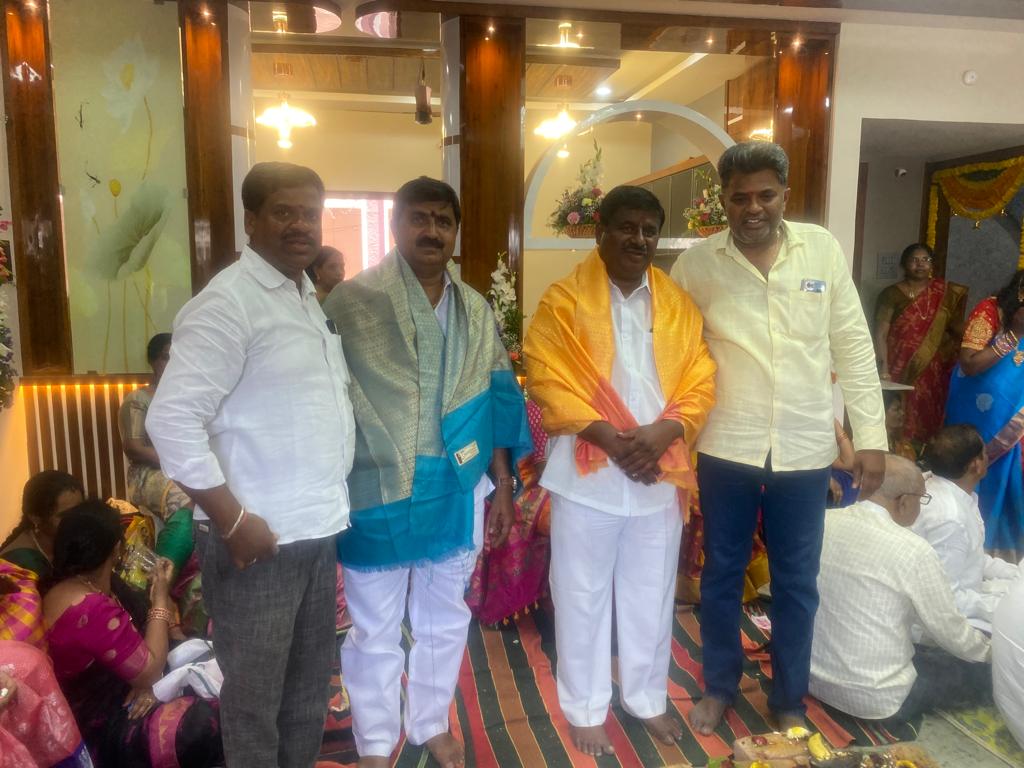CNR1113's tweet photo. ఈరోజు బాలాపూర్ మండల ఆర్యవైశ్య సంఘం అధ్యక్షులు నాల శ్రీనివాస గుప్తా హరి నూతన గృహప్రవేశం కార్యక్రమానికి ముఖ్య అతిథులుగా విచ్చేసిన *రంగారెడ్డి జిల్లా అధ్యక్షులు చల్ల నరసింహారెడ్డి* మరియు మీర్పేట్ కార్పొరేటర్ చల్లా బాల్ రెడ్డి, బడంగ్పేట్ సంఘం అధ్యక్షులు శ్రీనివాస్ గుప్తా తదితరులు పా https://t.co/Rb3dK9KijZ