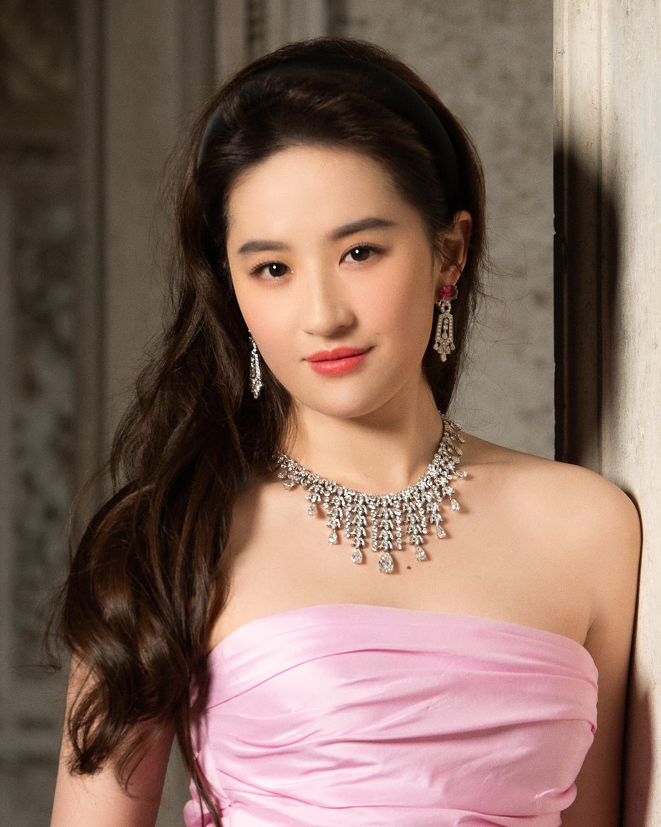 Bulgariofficial's tweet photo. .@yifei_cc radiates in the all-diamond sparkle of the Sicilian Light necklace, featuring nine pear diamonds from the #Bulgari Mediterranea High Jewelry.  https://t.co/2tIqvA640Y #BulgariMediterranea https://t.co/YkFELT3NVe