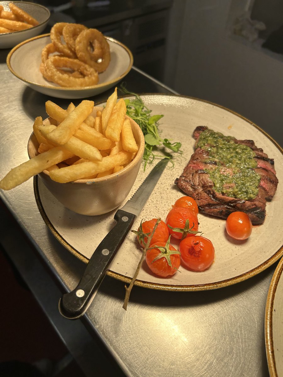 Sundays are for steaks!! 🥩 

Our 28-day aged flat iron steak goes perfect with a side of onion rings 🤤🍴

Come down tonight and try them out! 🐗