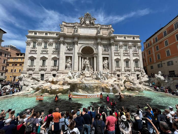 C’è chi spala fango in Romagna cantando Romagna Mia e c’è chi imbratta la Fontana di Trevi a Roma in silenzio.
Questi sono i giovani di oggi.