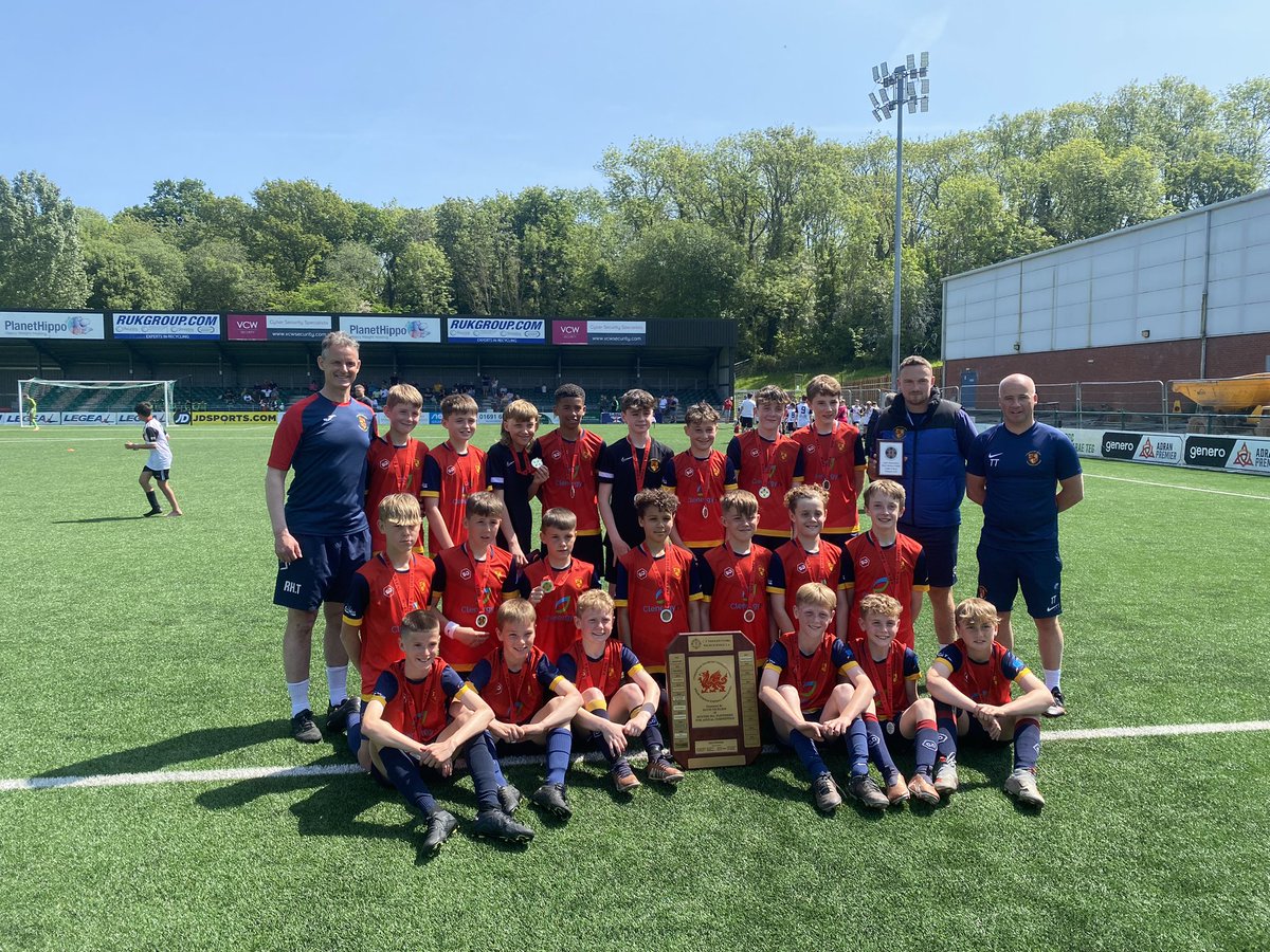 WelshSchoolsFA's tweet photo. INTER ASSOCIATION FINALS | U12 Boys Final 🏴󠁧󠁢󠁷󠁬󠁳󠁿

👊🏻 #GAME 6️⃣

Congratulations to @CarmsSchoolsFA on winning the U12 Boys Final 🏅🏆

Thanks to @GwyneddSchools for an excellent final 👏

#InterAssociation 
 
#WSFA @WSFA_InterAssoc https://t.co/R0vrBs9Eax