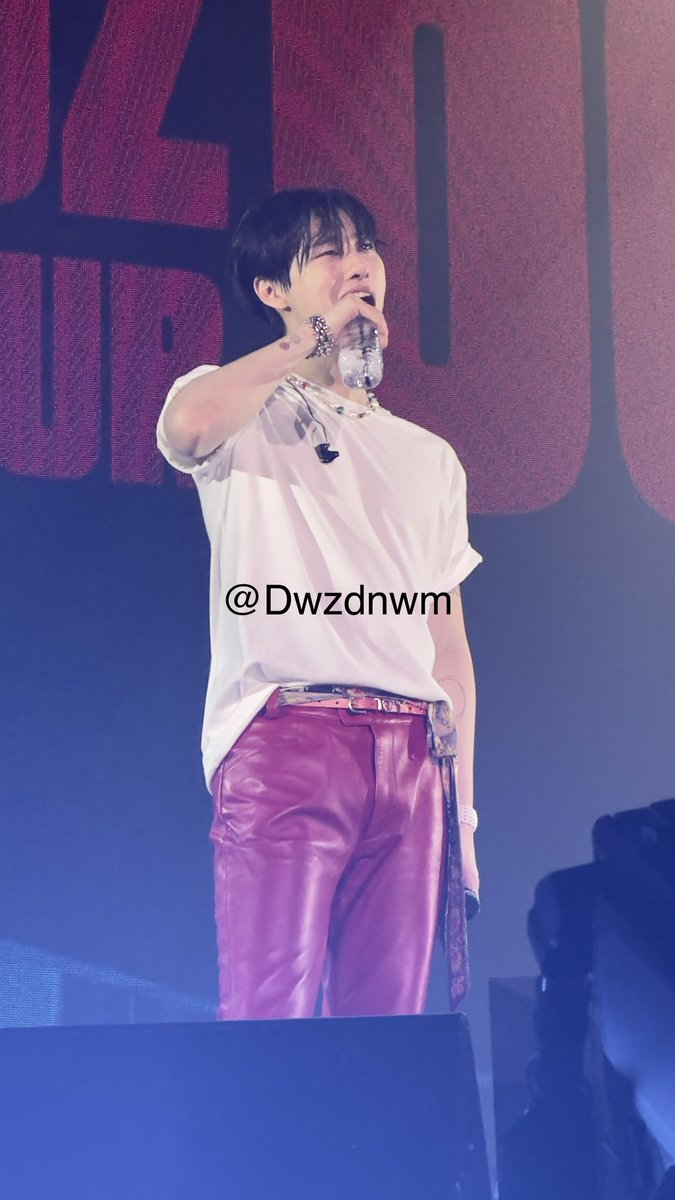 Dwzdnwm's tweet photo. ........물 마시는데 날티 ;.(.((..;;;;

#조승연 #woodz https://t.co/Y0ChExn5i8