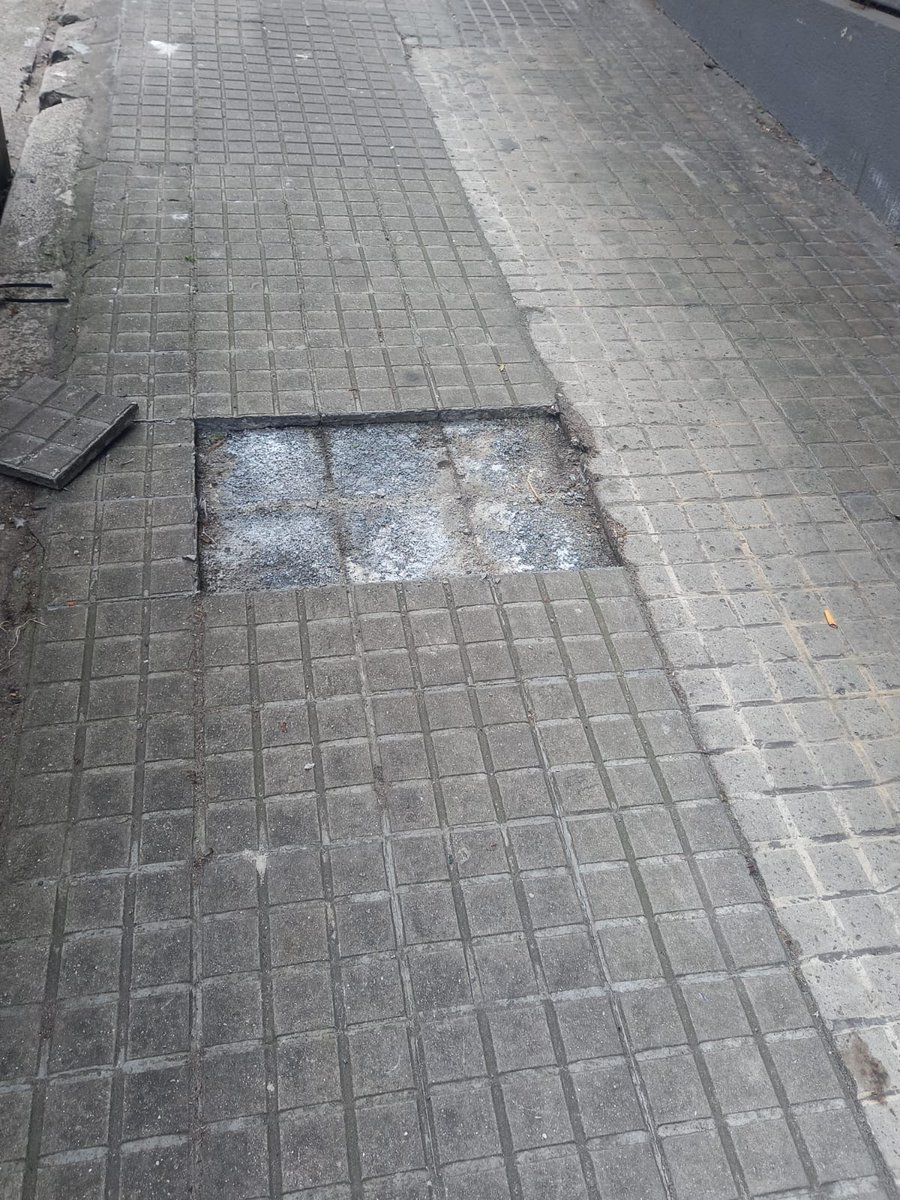 teijoportomaria's tweet photo. @dinisss @ConcelloCoruna @Policia_Coruna acera en mal estado con mucho riesgo de caida en Pintor Villar Chao altura del número 8. Por no hablar de las farolas que llevan más de un mes. https://t.co/l0rXjYuzj2