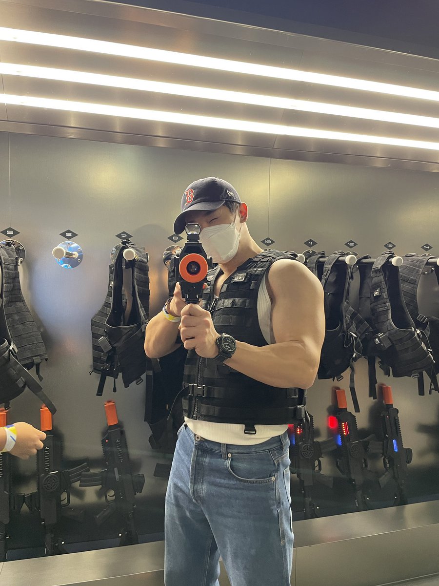 Those gigantic arms 😩😩 #원호 #WONHO