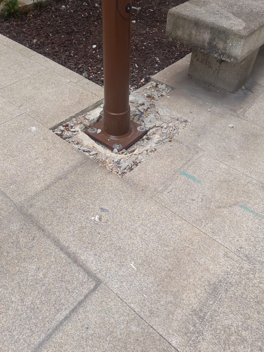 teijoportomaria's tweet photo. @dinisss @ConcelloCoruna @Policia_Coruna acera en mal estado con mucho riesgo de caida en Pintor Villar Chao altura del número 8. Por no hablar de las farolas que llevan más de un mes. https://t.co/l0rXjYuzj2