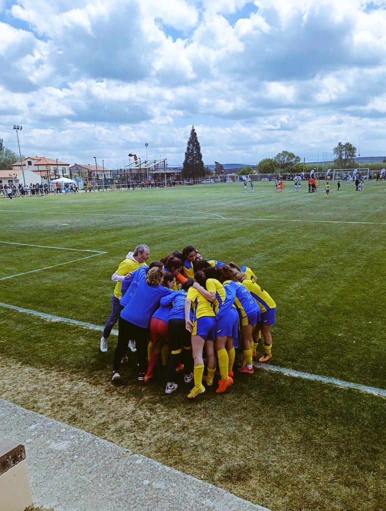 10_alee4's tweet photo. 💛💙 https://t.co/sjxXhD5Due