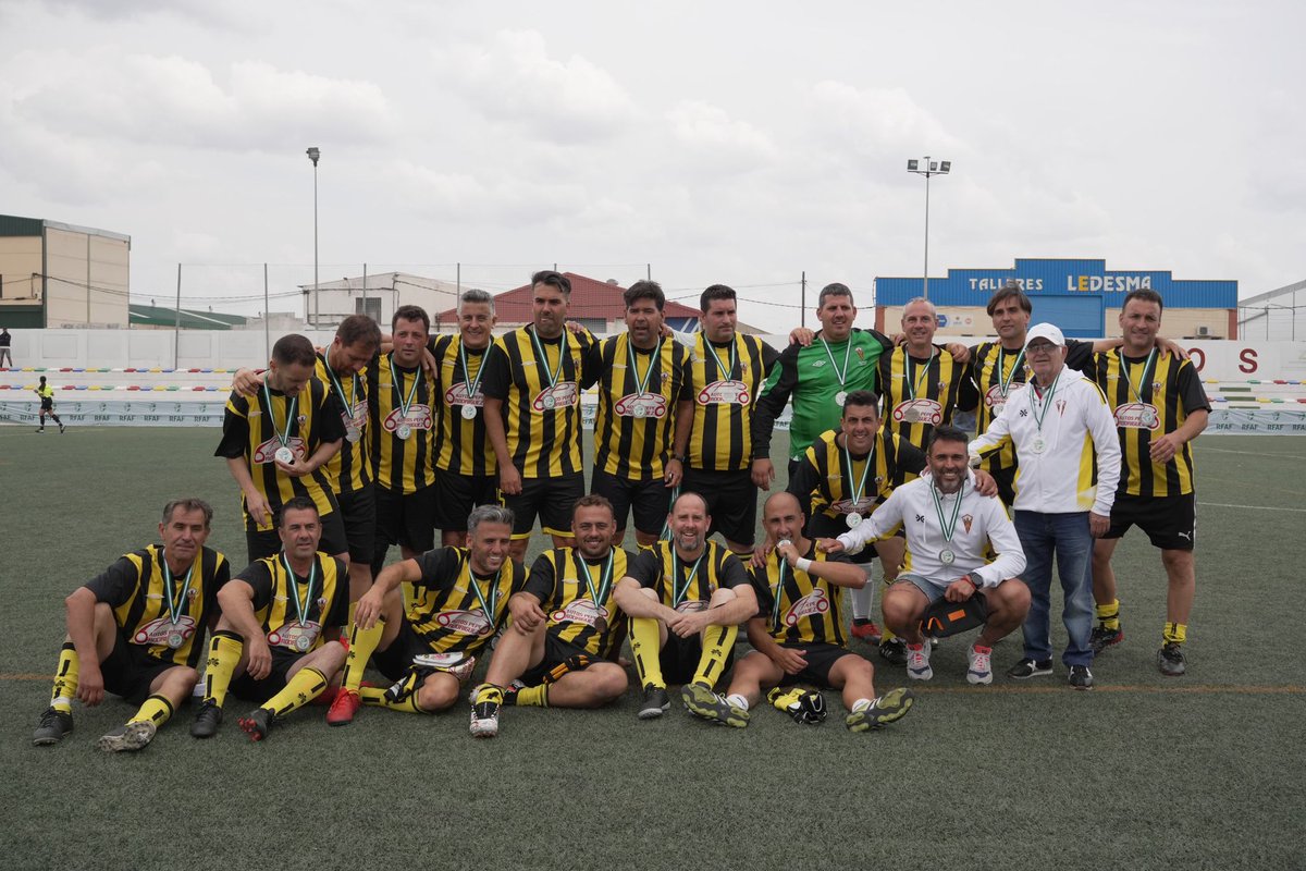 RFAF's tweet photo. 🏆 ENTREGA DE TROFEOS de la #CopaAndalucía +35 desde Ibros
🥇 @cuevascf2018 
🥈 @SanRoqueLepe
⭐ MVP: Fran Soler (@cuevascf2018)

👏 ¡Gracias a los árbitros e instituciones por hacer posible esta emocionante fase final! ¡Fin de semana espectacular! https://t.co/pJjw39RAu8