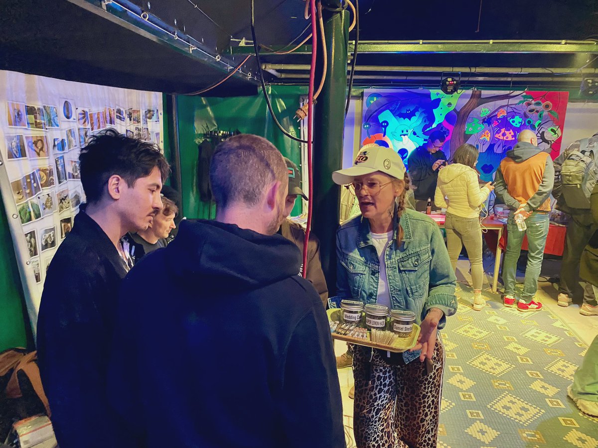 chessucation's tweet photo. Last night was pretty cool:

🎟️ 600+ guests using @xPortalApp to check in for the event
🏆 Web3-powered raffle sending winner tickets to attendees’ wallets
👨‍🎤 @bobsinclar headlining the party
🌱 Hanging with lots of @OnChainSmokers members and onboarding a few new VIPs 👀

GM etc https://t.co/E7hECiS14m