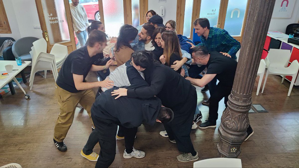 Cuando ayer en la última clase del Programa de Diseño de Experiencia de Usuario <a href="/duka/">＿duka＿＿🛸</a> nos dijo que Scrum significa melé 🏉tomamos nota y al final de la mañana… #siemprepochitivo