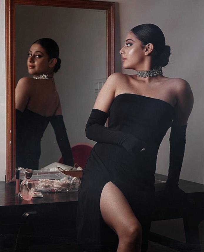 Such a hottie she is 
#IshaMalviya stop raising temperature it's already too hot 🥵🔥
