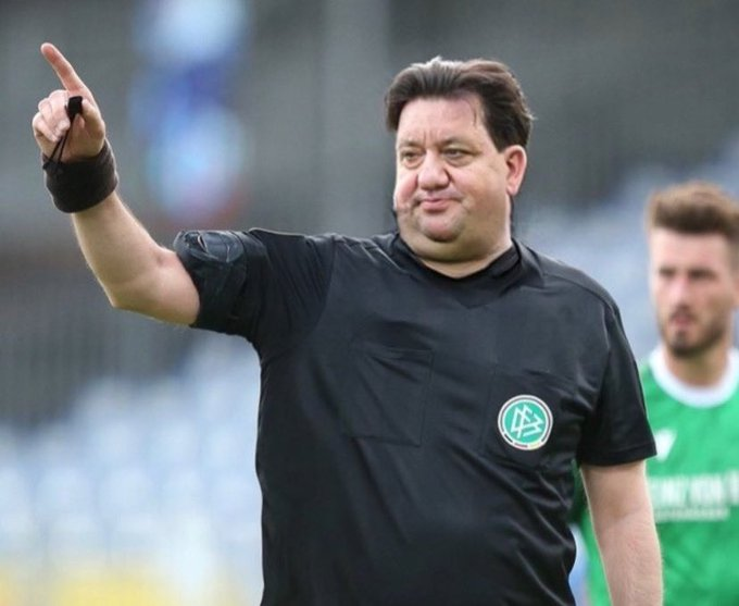 <a href="/graefe_manuel/">Manuel Gräfe</a> Der Gräfe mit seinen 180kg 😂