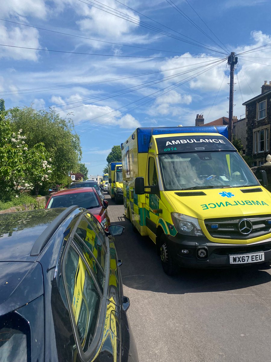 divadiow's tweet photo. Huge emergency response on Knowle Road BS4 for at least the last hour. At least one stretcher going up into one of the terraced flats. #BRISTOL #bs4 @bristolpost https://t.co/IqnelmV7kJ