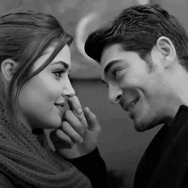 सारा ज़माना तेरे रुख्सार पर फिदा है
हम अकेले तेरी रूह के दीवाने है

#Kooo☺🥀