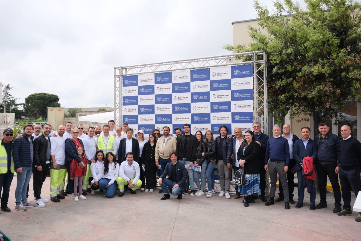 hd_materialsIT's tweet photo. Porte Aperte @Calcestruzzi a #Bari: nella giornata di ieri, in un clima di festa, oltre 110 persone tra clienti e famigliari hanno visitato l’impianto per conoscere il ciclo produttivo del #calcestruzzo e le soluzioni e applicazioni sostenibili di #Italcementi e #Calcestruzzi per il mondo delle #costruzioni, in particolare quelle dedicate alle pavimentazioni drenanti che rispettano il ciclo naturale dell'acqua. Grazie a tutti i dipendenti che hanno collaborato alla perfetta riuscita della manifestazione e a tutti i partecipanti!
L’evento fa parte della serie di #PorteAperte organizzati da @federbeton insieme alle aziende del settore tra maggio e giugno e dedicati a cittadini, studenti e addetti ai lavori, un viaggio alla scoperta della filiera del cemento e del calcestruzzo su tutto il territorio nazionale.