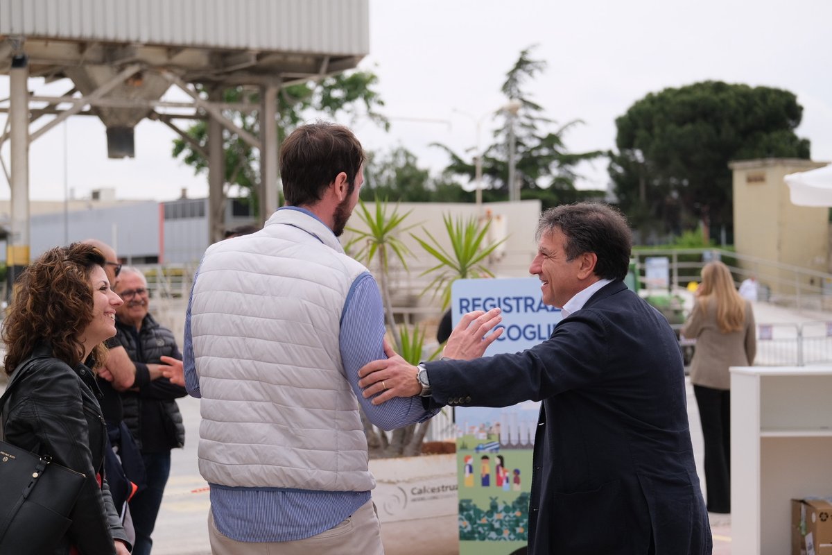 hd_materialsIT's tweet photo. Porte Aperte @Calcestruzzi a #Bari: nella giornata di ieri, in un clima di festa, oltre 110 persone tra clienti e famigliari hanno visitato l’impianto per conoscere il ciclo produttivo del #calcestruzzo e le soluzioni e applicazioni sostenibili di #Italcementi e #Calcestruzzi per il mondo delle #costruzioni, in particolare quelle dedicate alle pavimentazioni drenanti che rispettano il ciclo naturale dell'acqua. Grazie a tutti i dipendenti che hanno collaborato alla perfetta riuscita della manifestazione e a tutti i partecipanti!
L’evento fa parte della serie di #PorteAperte organizzati da @federbeton insieme alle aziende del settore tra maggio e giugno e dedicati a cittadini, studenti e addetti ai lavori, un viaggio alla scoperta della filiera del cemento e del calcestruzzo su tutto il territorio nazionale.