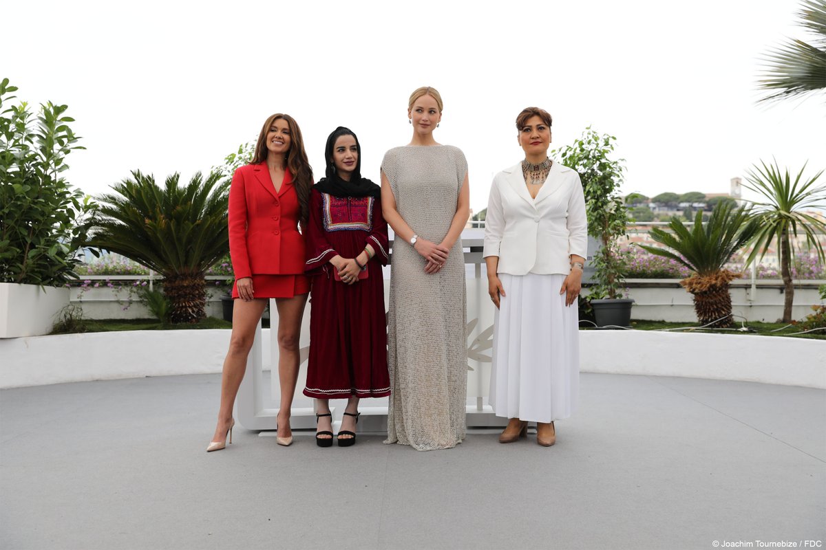 📸 C’est dans la boîte ! - It’s a wrap!  
#Photocall BREAD AND ROSES de SAHRA MANI

#Cannes2023 #SeanceSpéciale #SpecialScreening #OfficialSelection