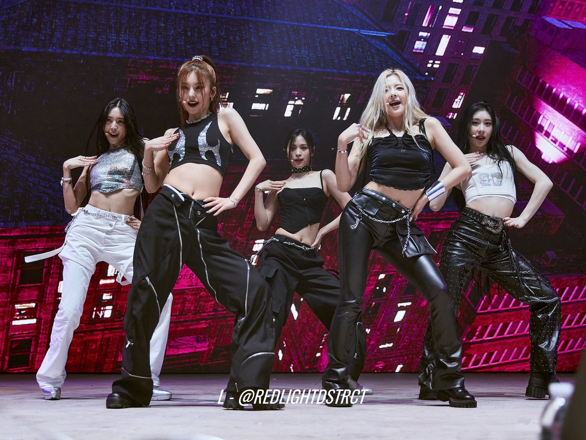 redlightdstrct's tweet photo. #ITZY #있지 #ITZYatHITC @ITZYofficial #YEJI #LIA #RYUJIN #CHAERYEONG #YUNA #예지 #리아 #류진 #채령 #유나 https://t.co/tmIpCuPuba