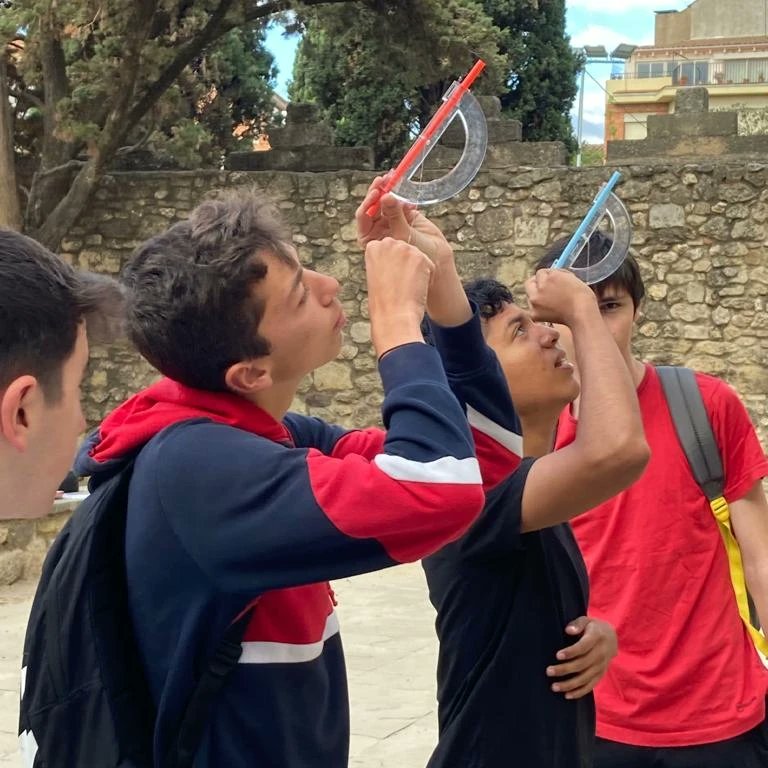 plafarreras's tweet photo. La setmana passada, els alumnes de 4t vam anar a visitar el monestir de Sant Cugat canviant el punt de vista. La trigonometria ens permet trobar les alçades dels edificis
 📐📏
#SomelPlafa
#Plafa2023 https://t.co/uAQcfUsK4q