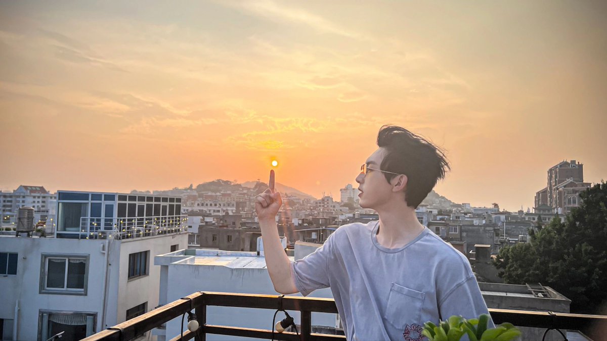 gjc1001's tweet photo. The sea breeze ruined my hair 🙄 https://t.co/0lTIWklfLf