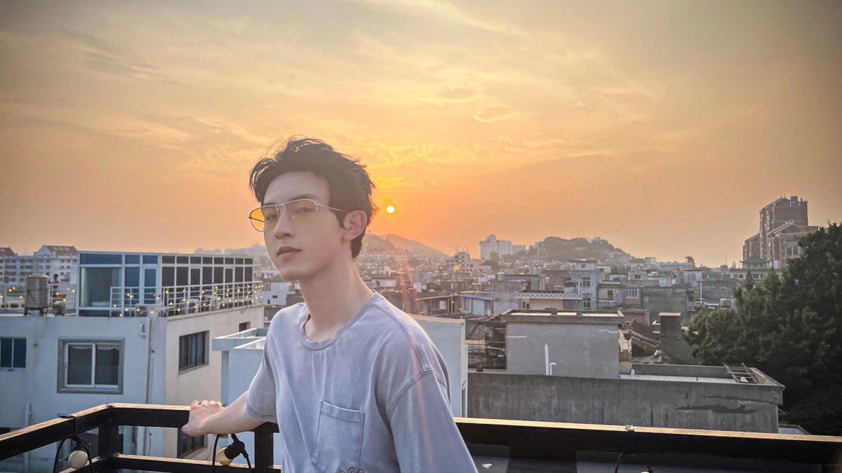 gjc1001's tweet photo. The sea breeze ruined my hair 🙄 https://t.co/0lTIWklfLf