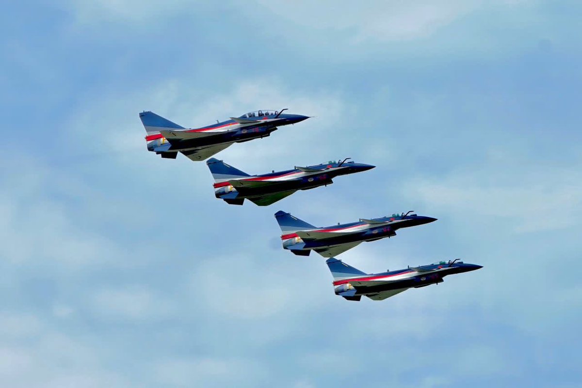 Hanya di #LIMA2023

Tim aerobatik dalam pameran kali ini iaitu Russian Knight; Rusia, August 1st; China, Black Eagle; Korea Selatan, Fursan Al Emarat; UAE &amp; Jupiter; Indonesia dimana menjanjikan pertunjukan yang lebih memukau &amp; pastinya menggegarkan ruang udara Langkawi.