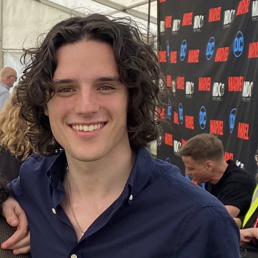theblacks_'s tweet photo. Harry and Elliot are meeting the fans today! We are going to update you with the help of @femmelucerys ❤️

— Harry is satisfied with Jace’s ending ‼️SPOILER‼️ “dying for his queen” 
— He’s started filming 
— He doesn’t want to spoil anything regarding Jace and Baela in S2 https://t.co/8smssOqYfs