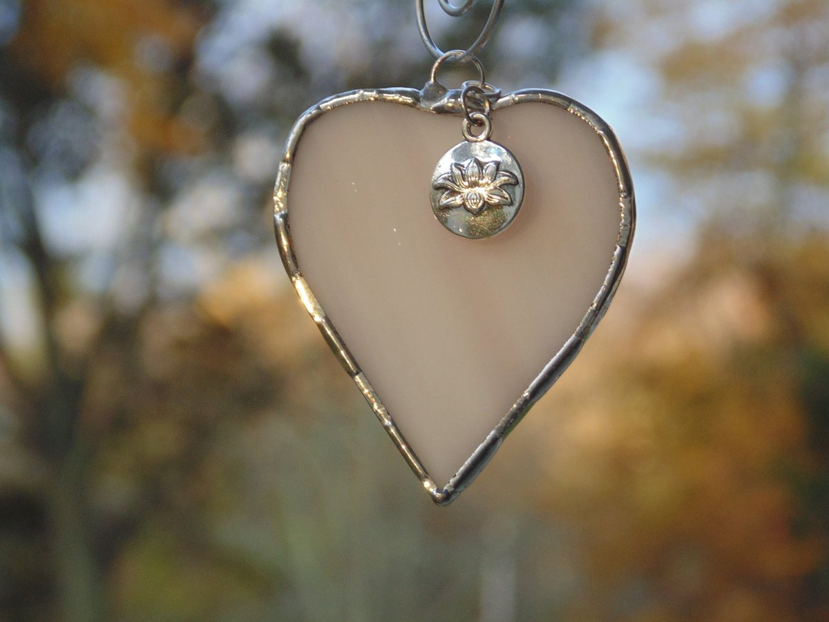 stndglass's tweet image. Lotus charm gift, stained glass heart suncatcher ornament, peach glass tuppu.net/293b8904 #suncatcher #Etsy #DesignsStainedGlass #LotusHeart