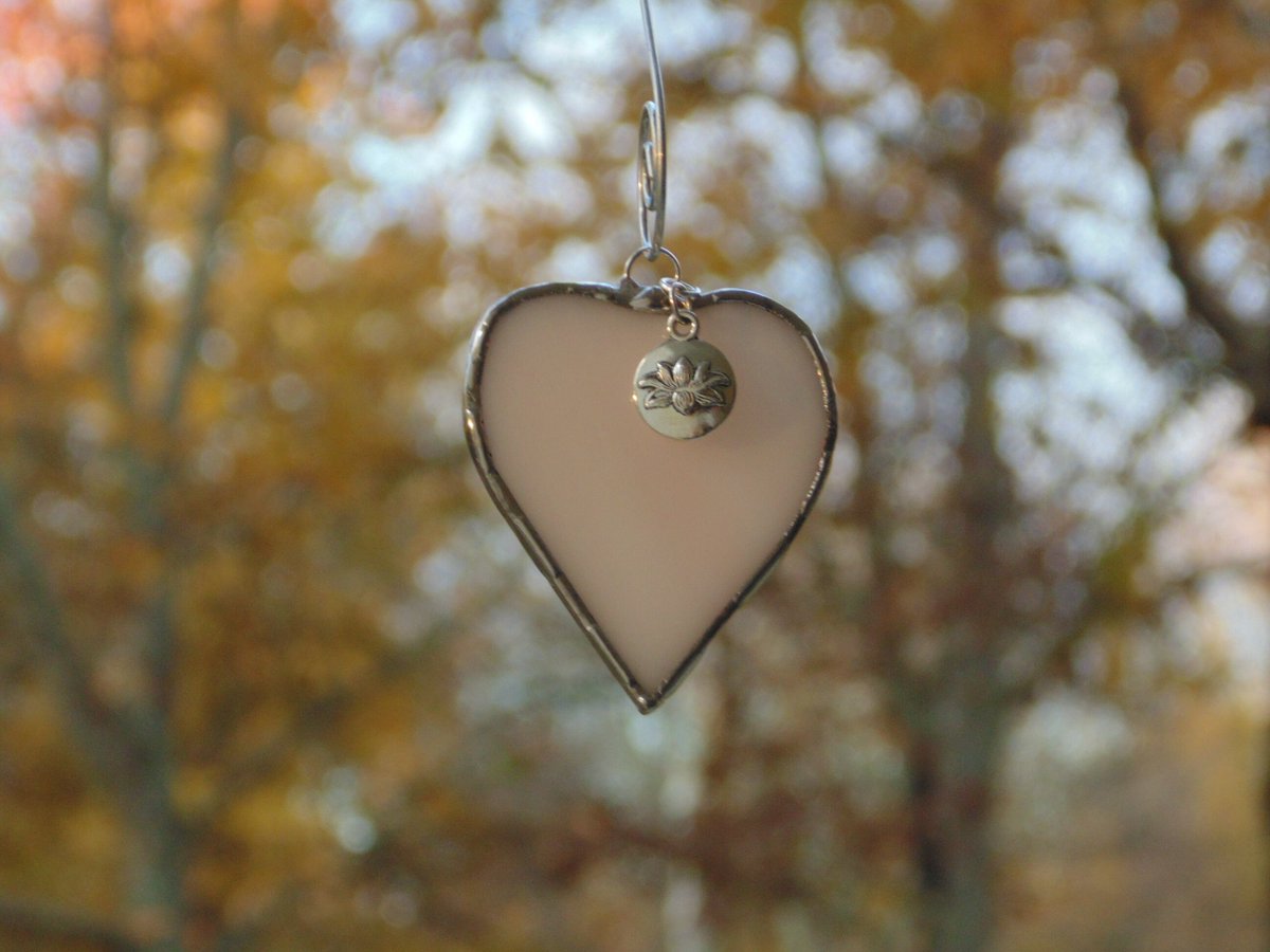 stndglass's tweet image. Lotus charm gift, stained glass heart suncatcher ornament, peach glass tuppu.net/293b8904 #suncatcher #Etsy #DesignsStainedGlass #LotusHeart