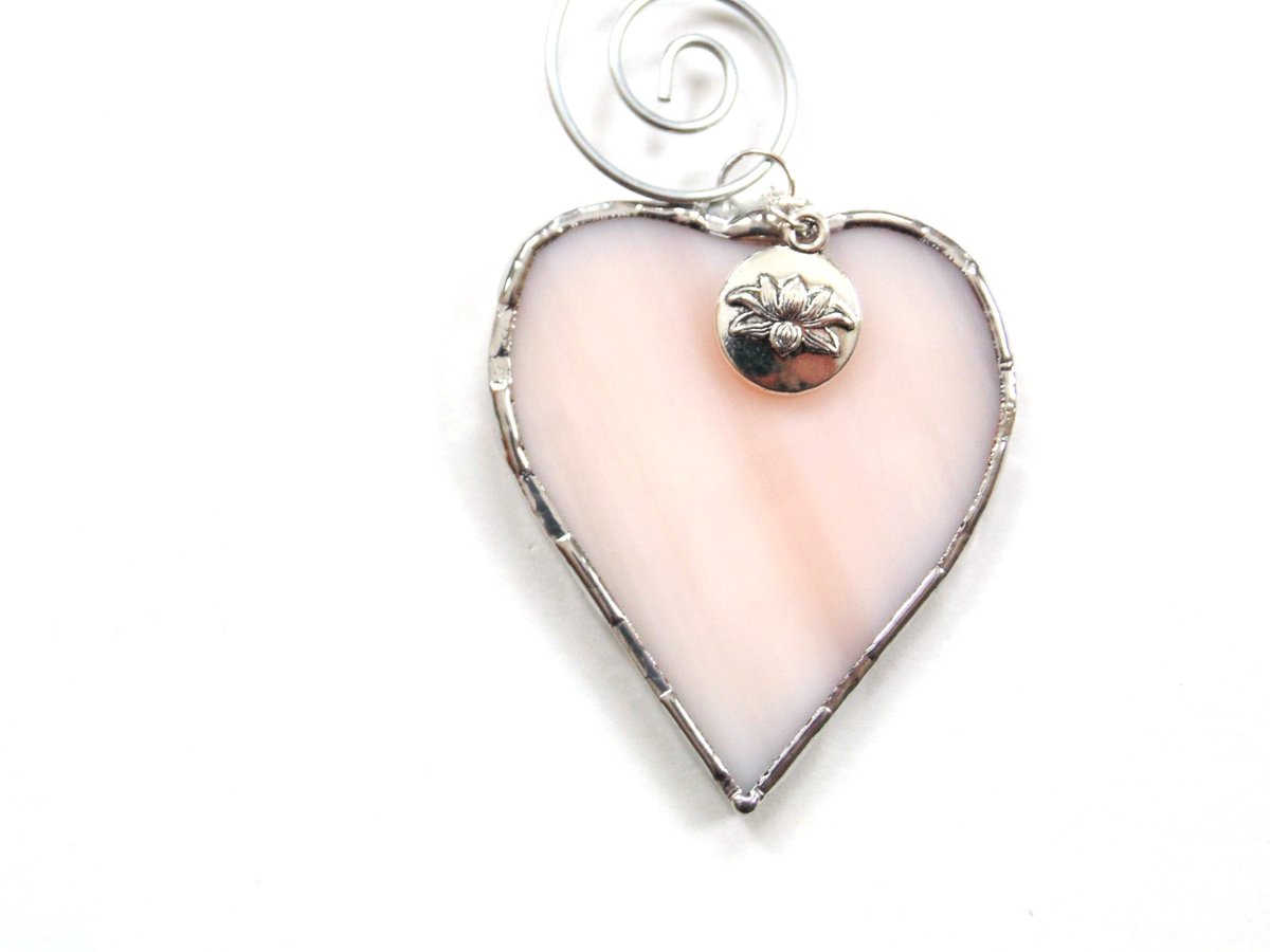 stndglass's tweet image. Lotus charm gift, stained glass heart suncatcher ornament, peach glass tuppu.net/293b8904 #suncatcher #Etsy #DesignsStainedGlass #LotusHeart