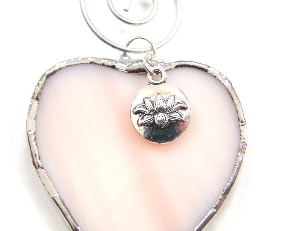 stndglass's tweet image. Lotus charm gift, stained glass heart suncatcher ornament, peach glass tuppu.net/293b8904 #suncatcher #Etsy #DesignsStainedGlass #LotusHeart