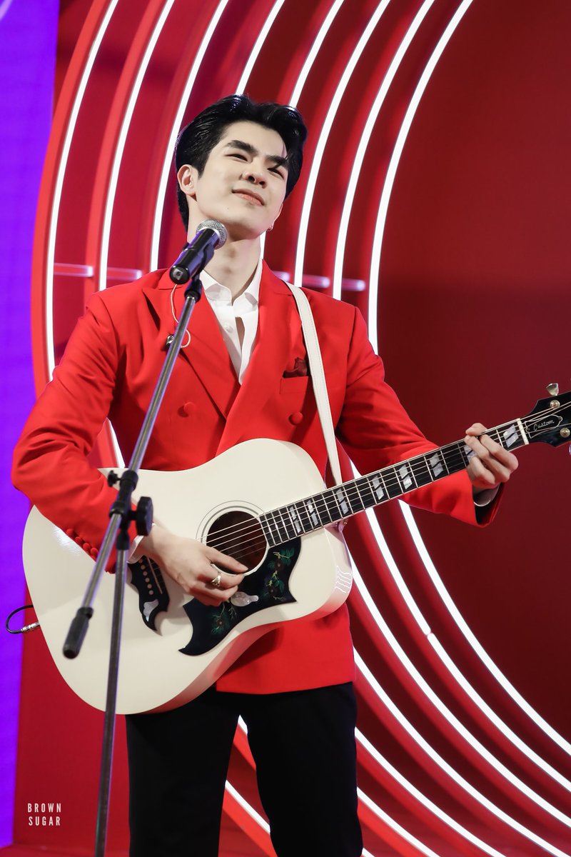92er_Mile's tweet photo. Người này muốn nét nào có nét đó , đôi khi là daddy , và cũng đôi khi là baby 😍 
Mê cái anh này quá 

#เก่งเกินกันแดด
@milephakphum #Milephakphum #SRICHANDBetterThanEverEvent https://t.co/jZungBp4mk